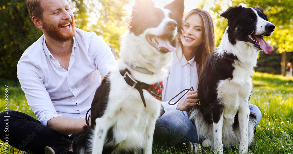 Εκτύπωση καμβά Couple playing with dogs