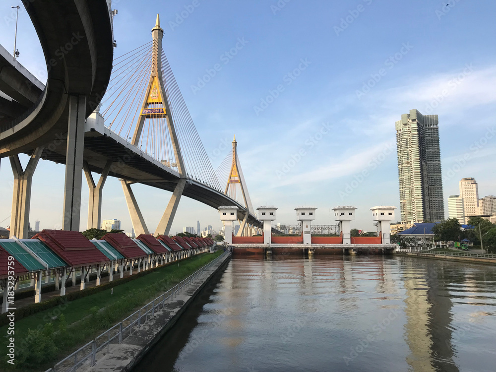 Obraz premium Bhumibol Bridge