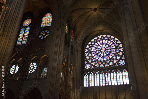 パリ・ノートルダム大聖堂のバラ窓とステンドグラス
