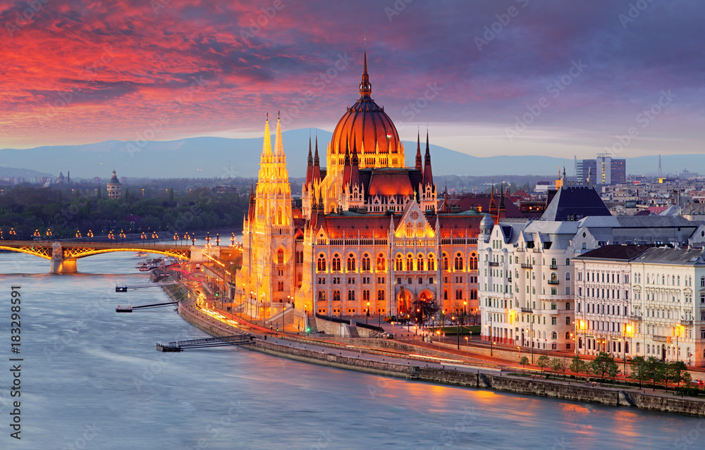 Fototapeta premium Węgierski parlament, Budapeszt o zachodzie słońca