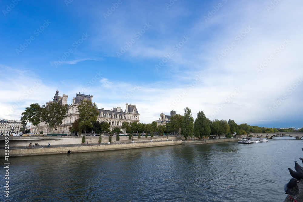 アルコル橋から見るセーヌ川とパリ市庁舎の風景