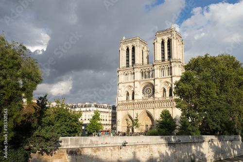 パリ・ノートルダム大聖堂のイメージ © jyapa