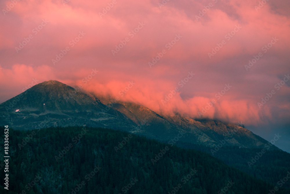 Berghang mit Nebel und Wald Sonnenuntergang Roter Himmel