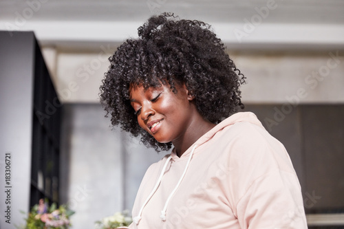 Lächelnde junge afrikanische Frau