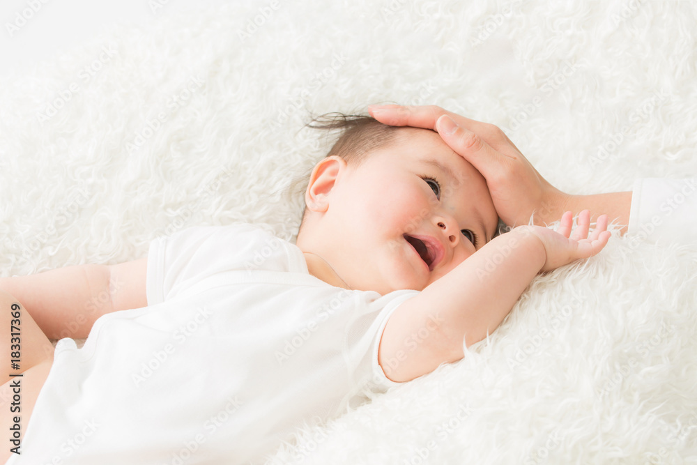 女性に撫でられる赤ちゃん 笑顔 Stock 写真 Adobe Stock