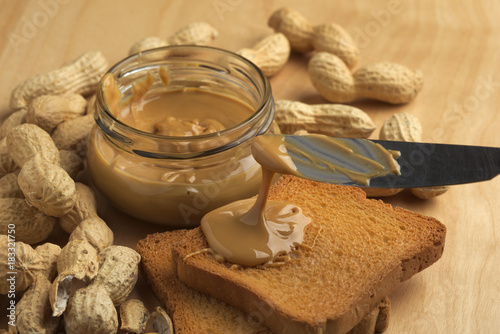 Burro di arachidi con fette biscottate 