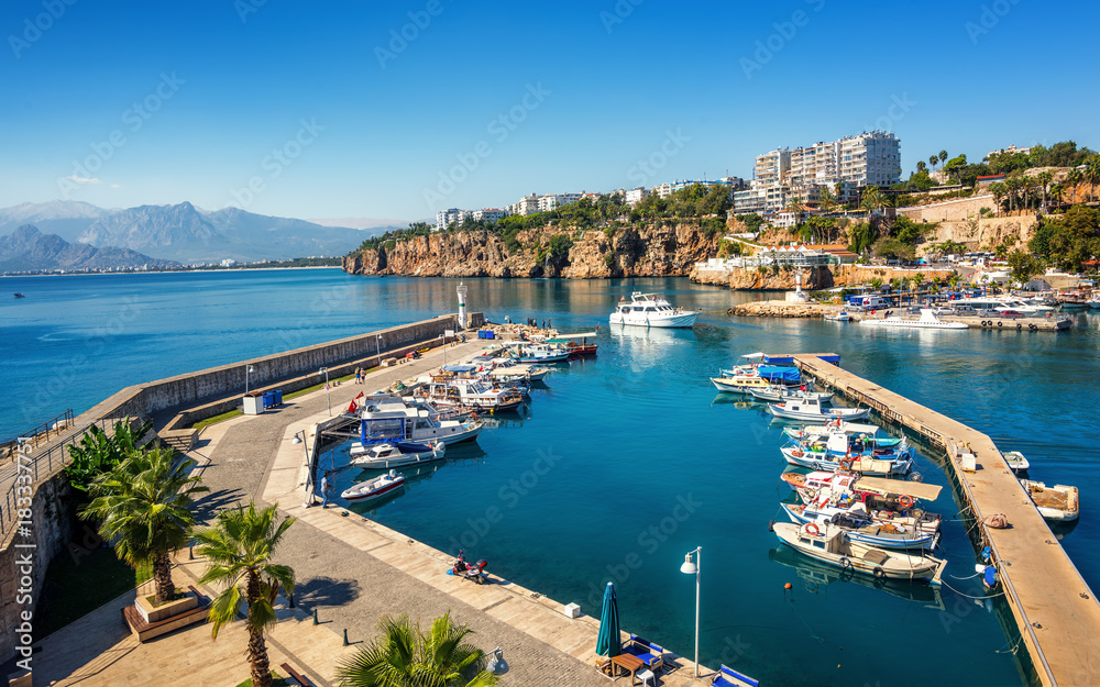 Naklejka premium Miasto Antalya na Morzu Śródziemnym, Turcja