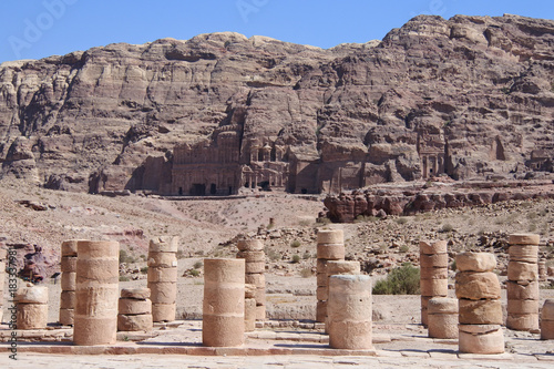 Blick über das Nymphaeum auf die Königsgräber in Petra in Jordanien