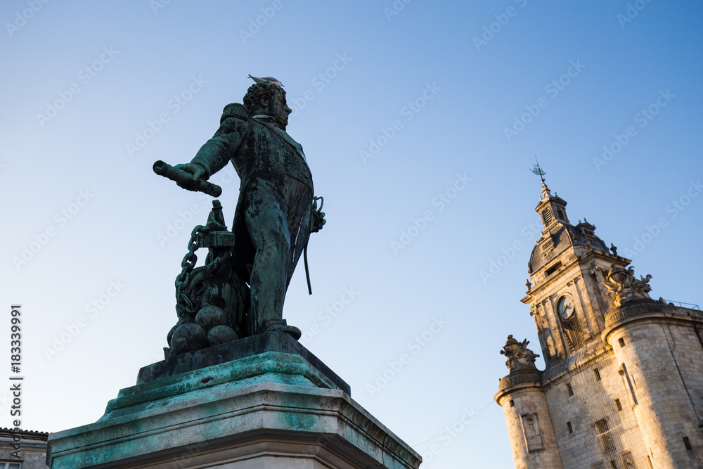 Obraz premium statue Duperré a la rochelle en face de la grosse horloge.