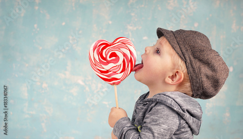 kleiner Junge mit Herz-Lollipop photo
