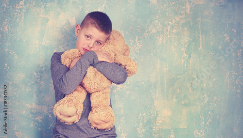 Foto trauriger Junge mit Kuschelteddy