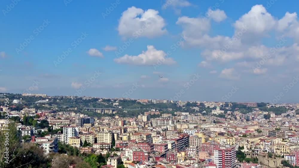 4K Napoli.  Zoom-in su aereo diretto all'aeroporto.