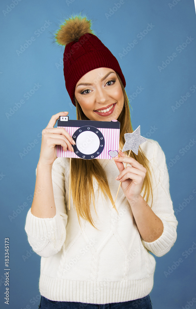 Obraz premium beautiful girl posing and taking pictures concept smiling happy holiday joy isolated background with red hat