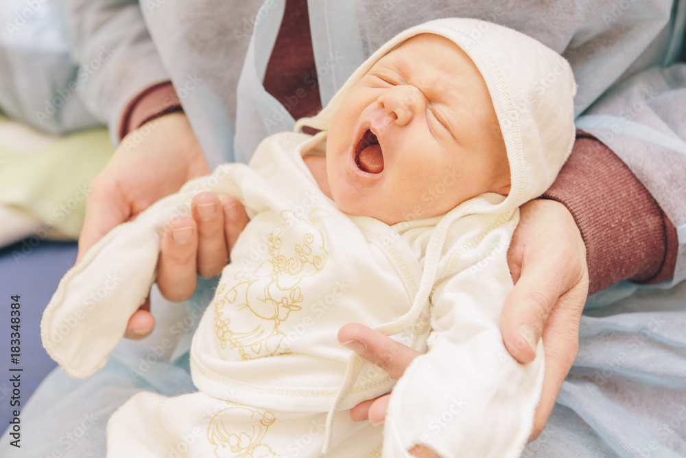Φωτογραφία Little infant newborn child in maternity hospital on his fathers arms