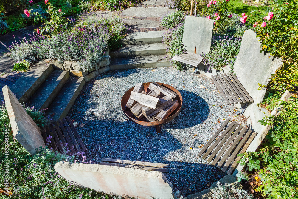 Gartengestaltung- Sitzgruppe aus Stein mit Feuerstelle von oben Stock-Foto  | Adobe Stock