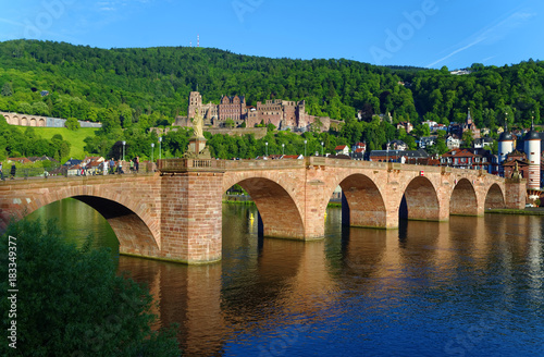 Brücke über den Neckar in Heidelberg in Baden-Württemberg in Deutschland bei Sonnenschein mit dem Heidelberger Schloss im Hintergrund