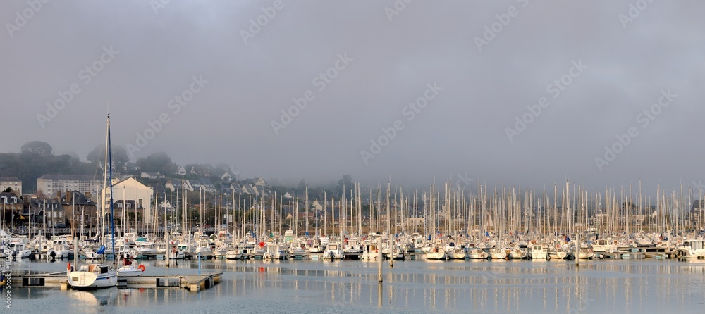 Voiliers dans le port de Perros-Guirec en Bretagne Voiliers dans le port de Perros-Guirec en Bretagne