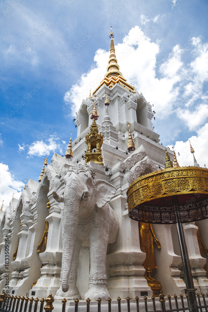Fototapeta premium beautiful thai temple decorated with sculptures an gold
