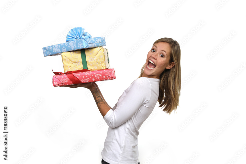 Hübsche blonde Frau mit Weihnachtsgeschenken begeistert Hübsche blonde Frau mit Weihnachtsgeschenken begeistert