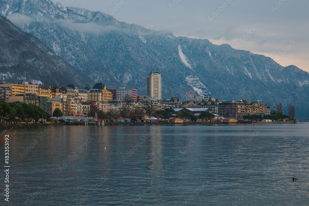 Veduta della cittadina di Montreux in Svizzera con la neve e la ruota panoramica natalizia