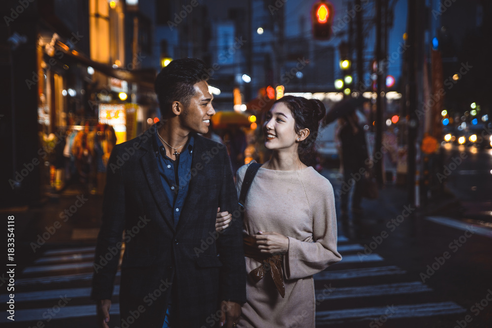 Obraz premium Młoda japońska para spędza razem czas w Tokio