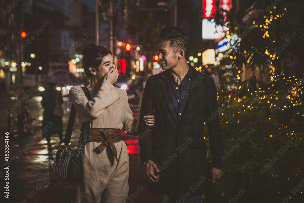 Obraz premium Młoda japońska para spędza razem czas w Tokio