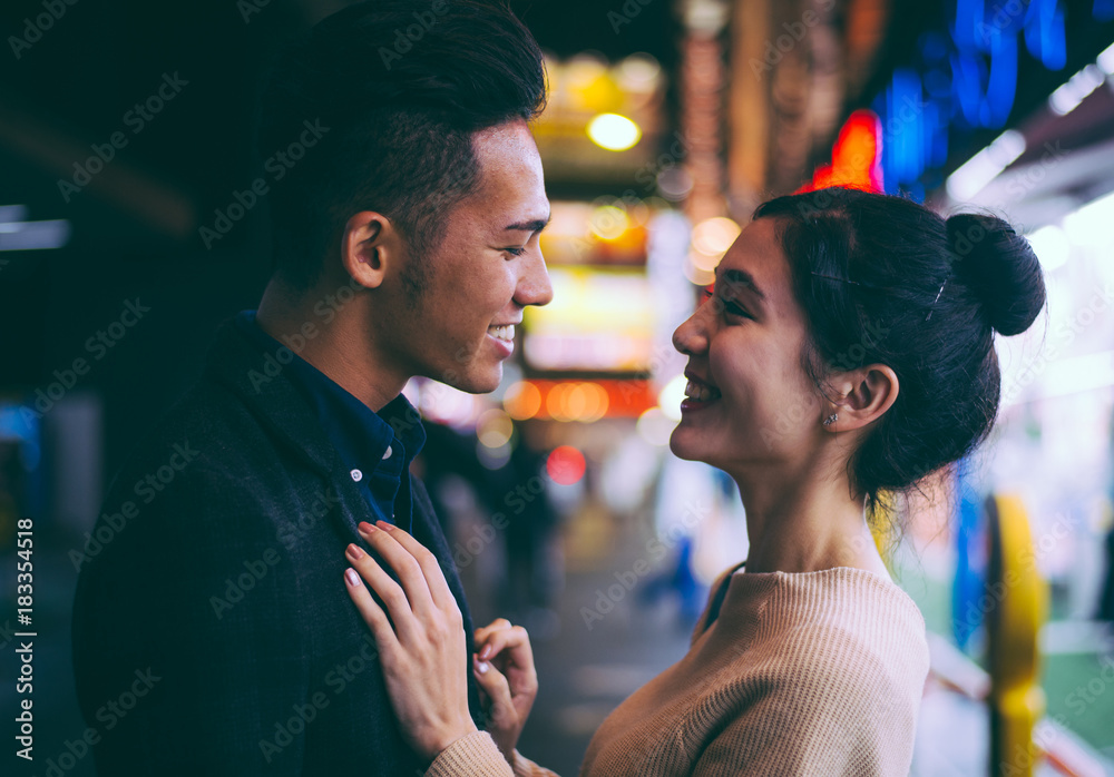 Fototapeta premium Młoda japońska para spędza razem czas w Tokio