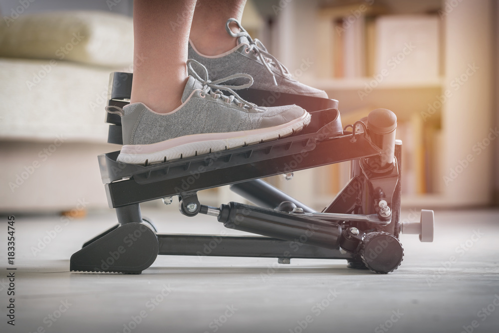 Чем заменить степпер в домашних условиях Exercises with stepper at home фотография Stock Adobe Stock