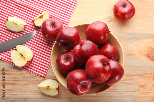 Plate with delicious red apples on table