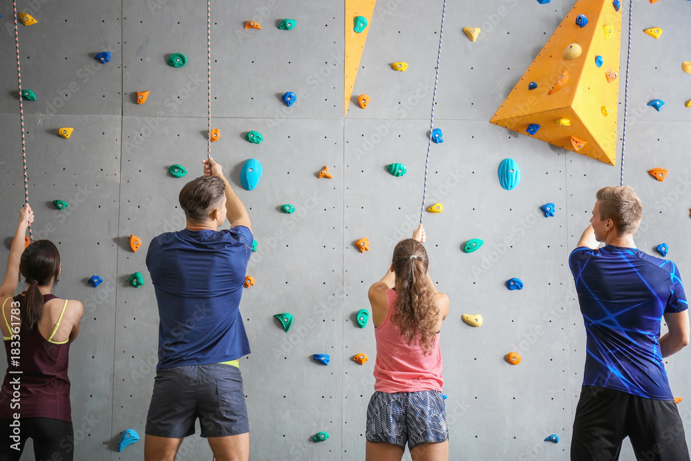 Group of young people in climbing gym - obrazy, fototapety, plakaty 