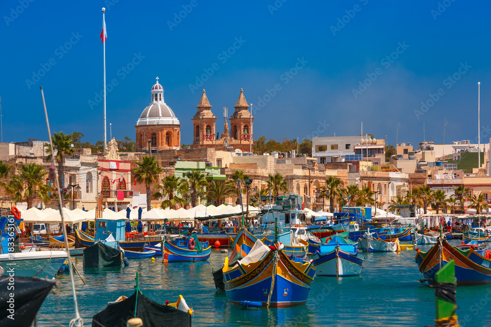 Naklejka premium Tradycyjne oczy kolorowe łodzie Luzzu w porcie śródziemnomorskiej wioski rybackiej Marsaxlokk, Malta