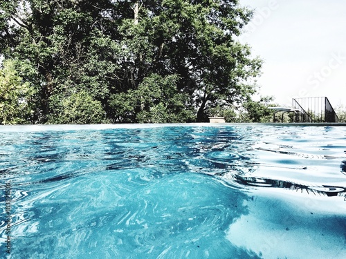 dettaglio di piscina fotogrFata a fior d’acqua
