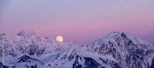Quadro su tela full moon rising in winter in the Swiss Alps over mountains near Klosters in the