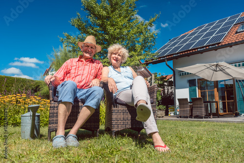 Photos Glückliche Frau und Mann, ein Senioren Paar, entspannt im Garten vor dem Haus