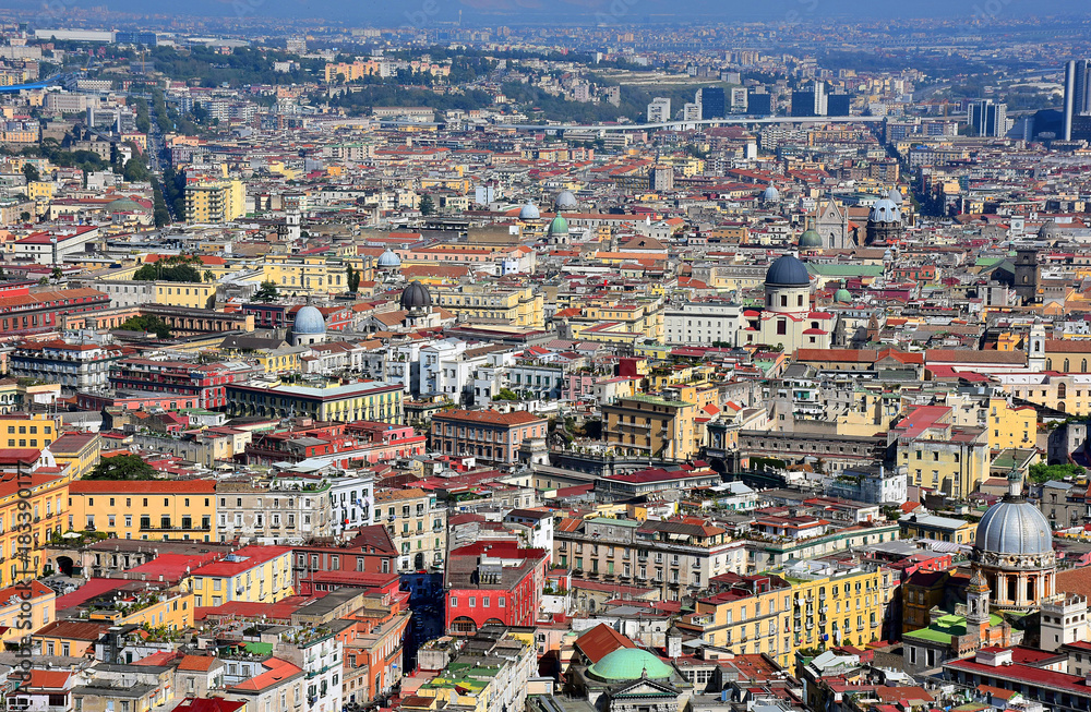 Napoli, panorama zona orientale, quartiere sanità e Centro Direzionale.