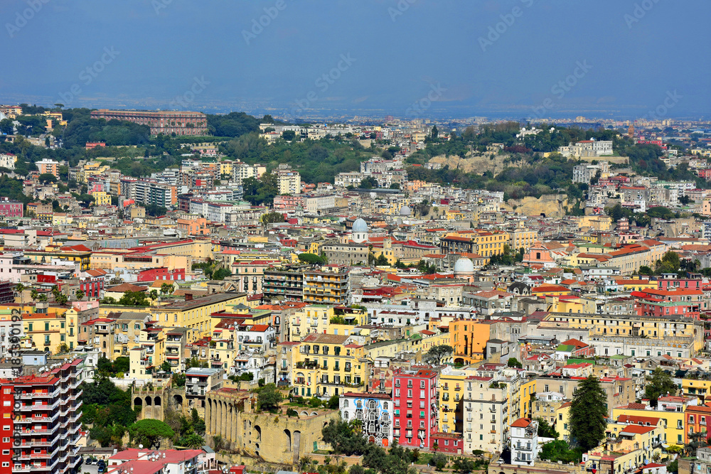 Napoli, panorama zona Capodimonte, quartiere sanità e aeroporto.