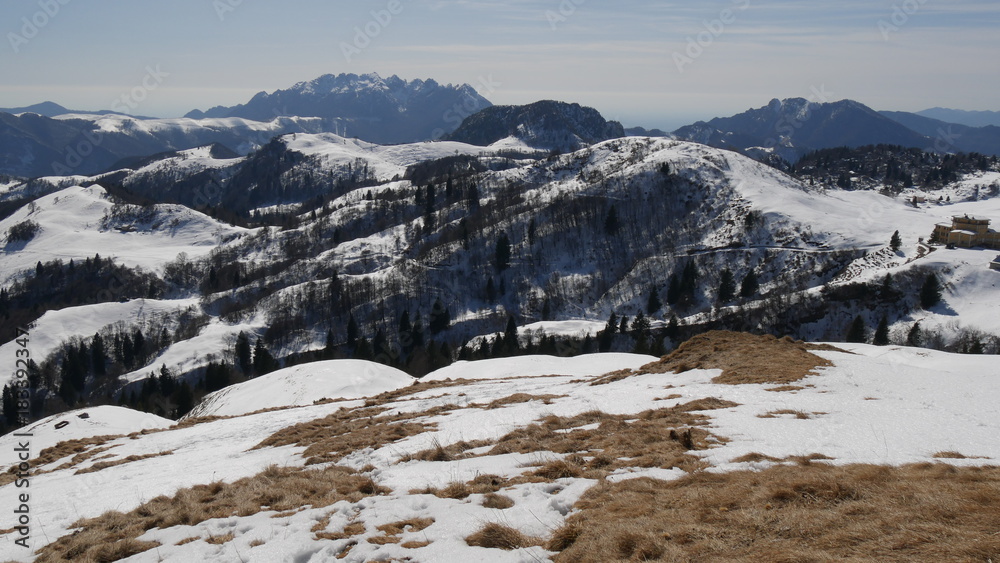 Panorama invernale delle Alpi di Lecco con il Resegone