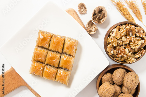 Fotografia tukish baklava sliced on the plate