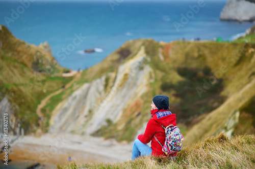 Fotografie Tourist enjoying view of Man O'War Cove on the Dorset coast in southern England,