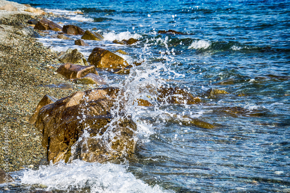 Naklejka premium Scenic water splash and a rock in ocean