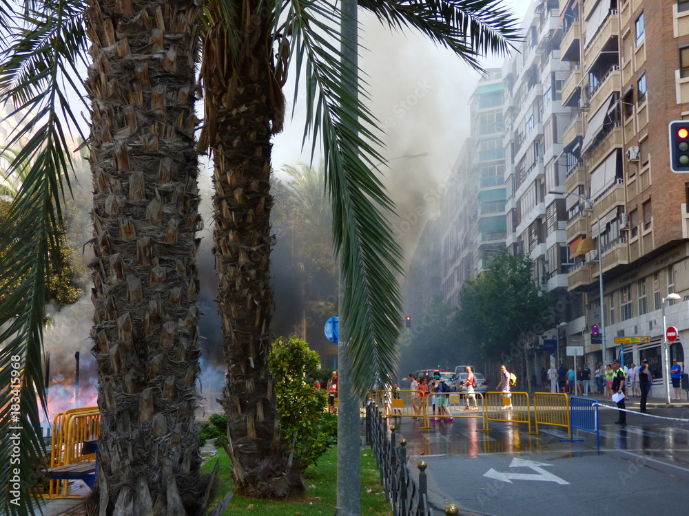 Foto De Alicante Incendio Durante Las Hogueras De San Juan Alacant En foto-de-alicante-incendio-durante-las-hogueras-de-san-juan-alacant-en
