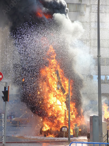 Alicante. Incendio durante las hogueras de San Juan Alacant en Fallas ( Comunidad Valenciana, España)
