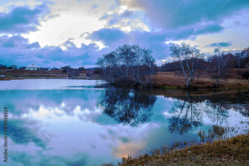 The beauty of the lake and the cloudland