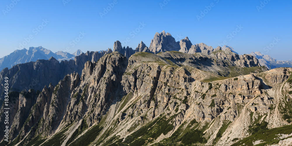 panorama nelle dolomiti di Sesto, nei pressi delle tre cime di Lavaredo panorama nelle dolomiti di Sesto, nei pressi delle tre cime di Lavaredo