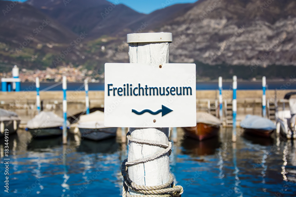 Naklejka premium Schild 232 - Freilichtmuseum