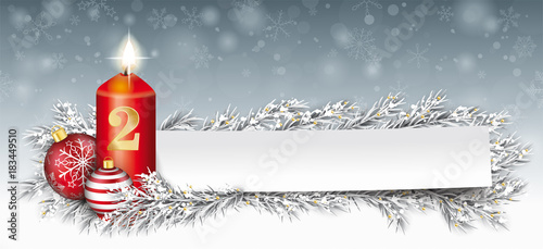 Zweiter Advent - Kerze mit Weihnachtskugeln, Papierzettel und Tannenzweigen im Schnee