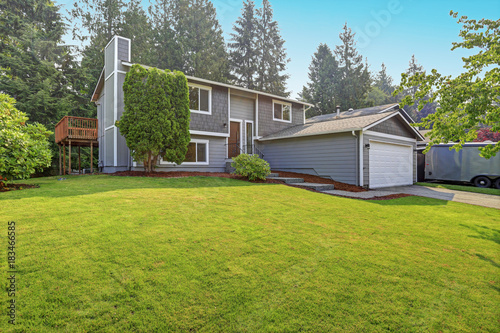 Slika na platnu Lovely grey rambler house exterior features grey siding