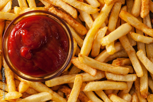 Photo Delicious french fries and ketchup - top view