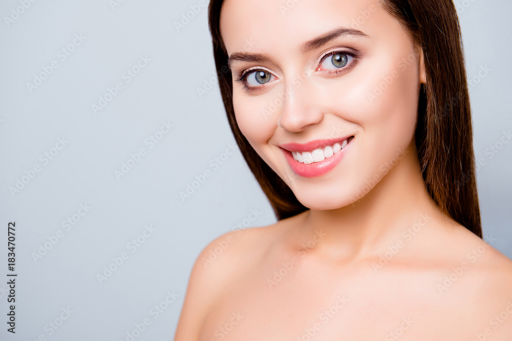 Obraz premium Close up photo of beautiful pretty charming nice looking woman with wonderful face, she has flawless clean pure skin and beaming white shiny smile, isolated on grey background, copyspace