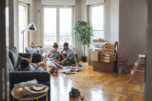 Tableau sur toile Family Moving in New Home
